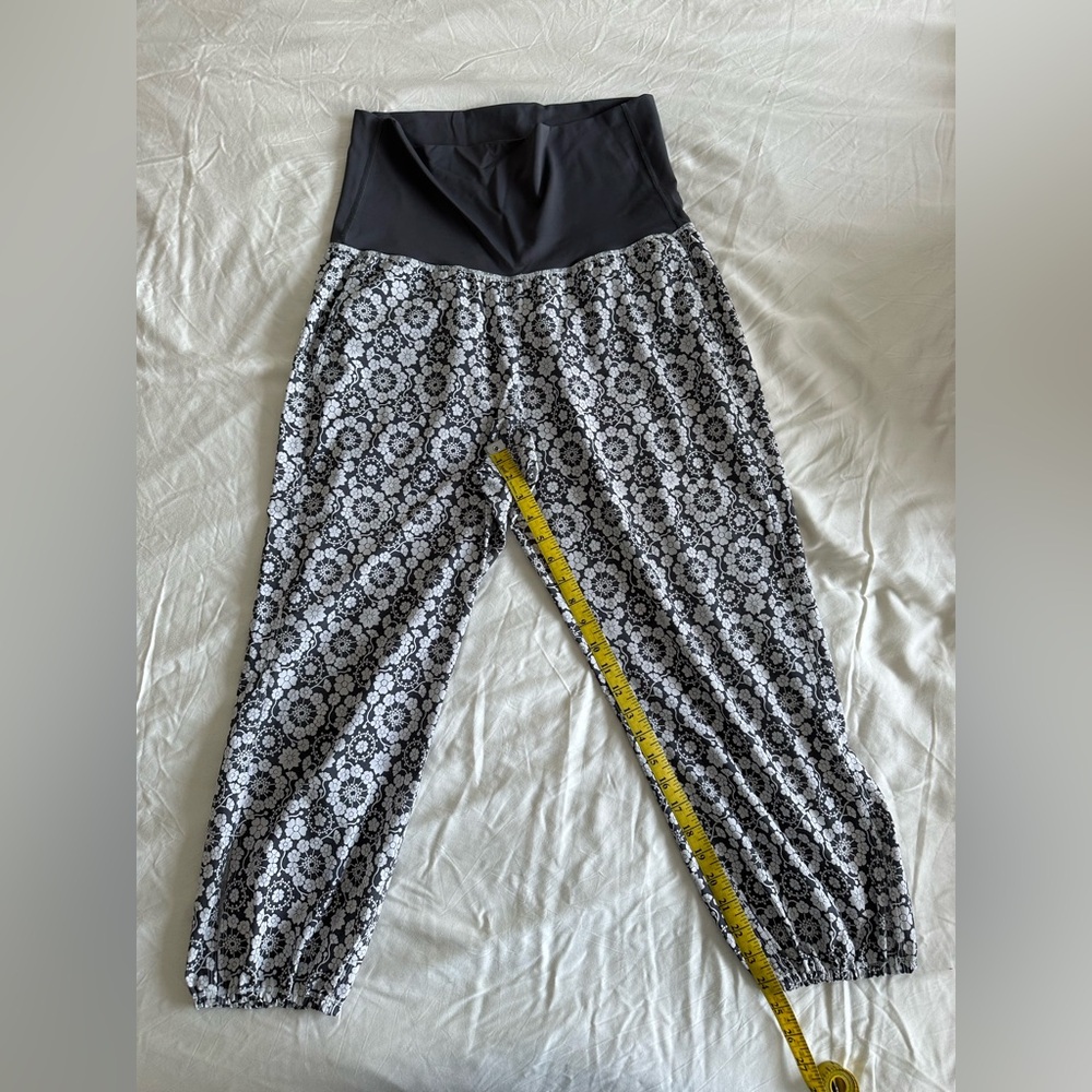 Lululemon Grey + White Floral Pattern High Waist Om Pants, US Size 10